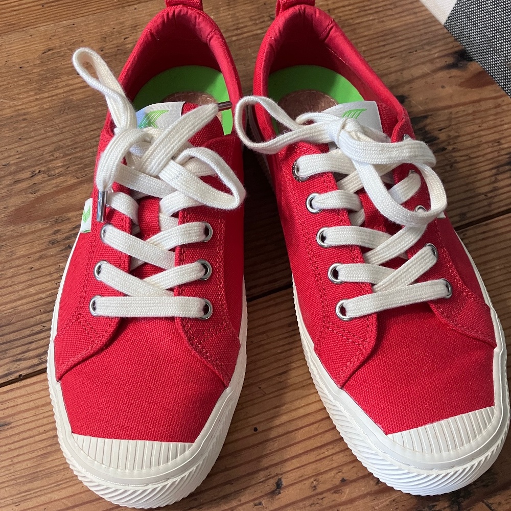 Red Sneaks by Cariama